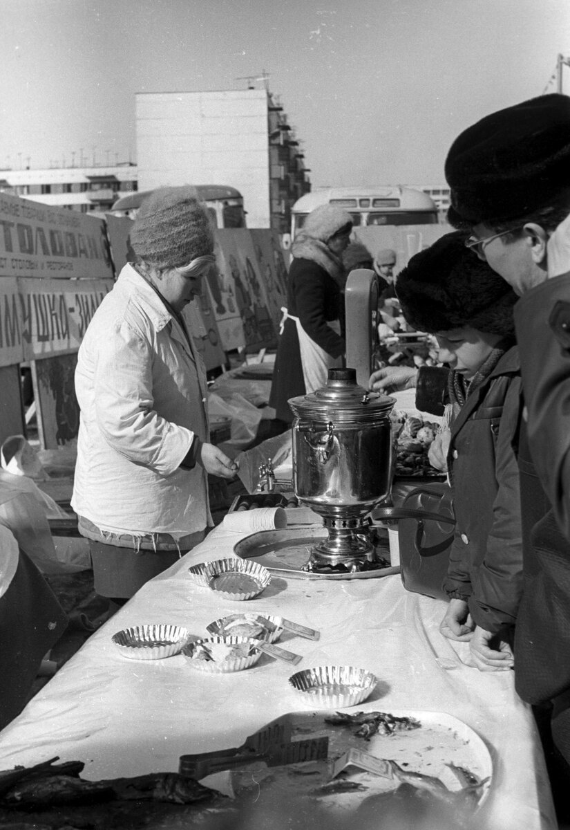 «Вас обслуживает трест столовых и ресторанов» - как провожали зиму в советских Челнах