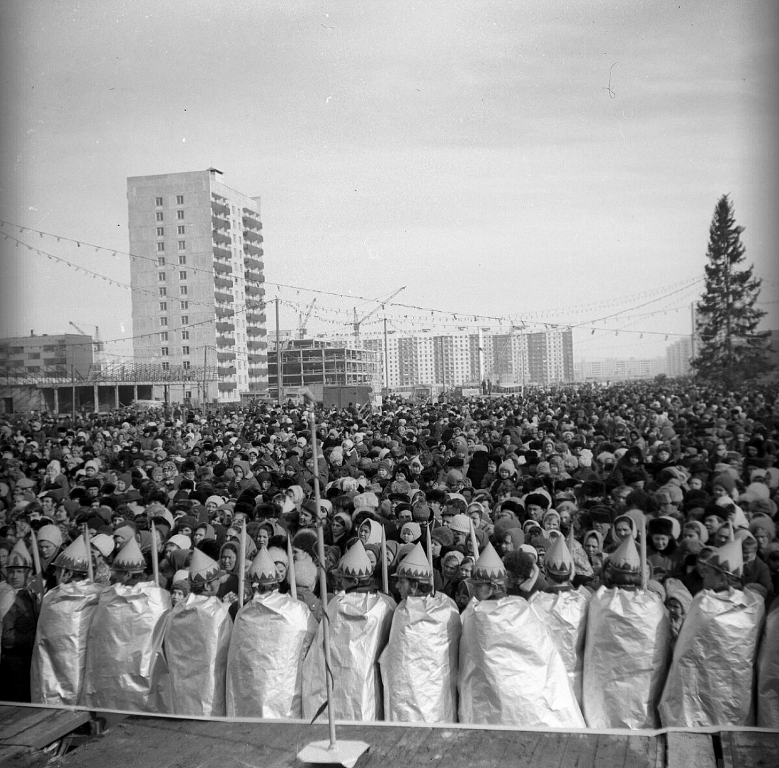 «Вас обслуживает трест столовых и ресторанов» - как провожали зиму в советских Челнах