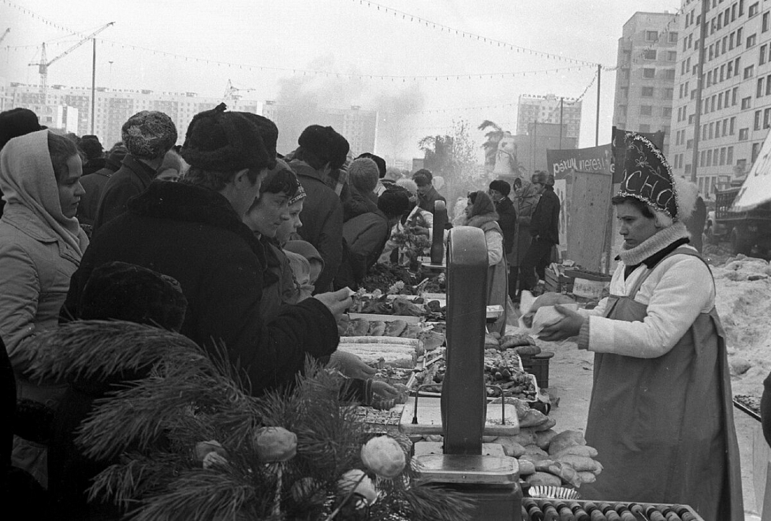 «Вас обслуживает трест столовых и ресторанов» - как провожали зиму в советских Челнах