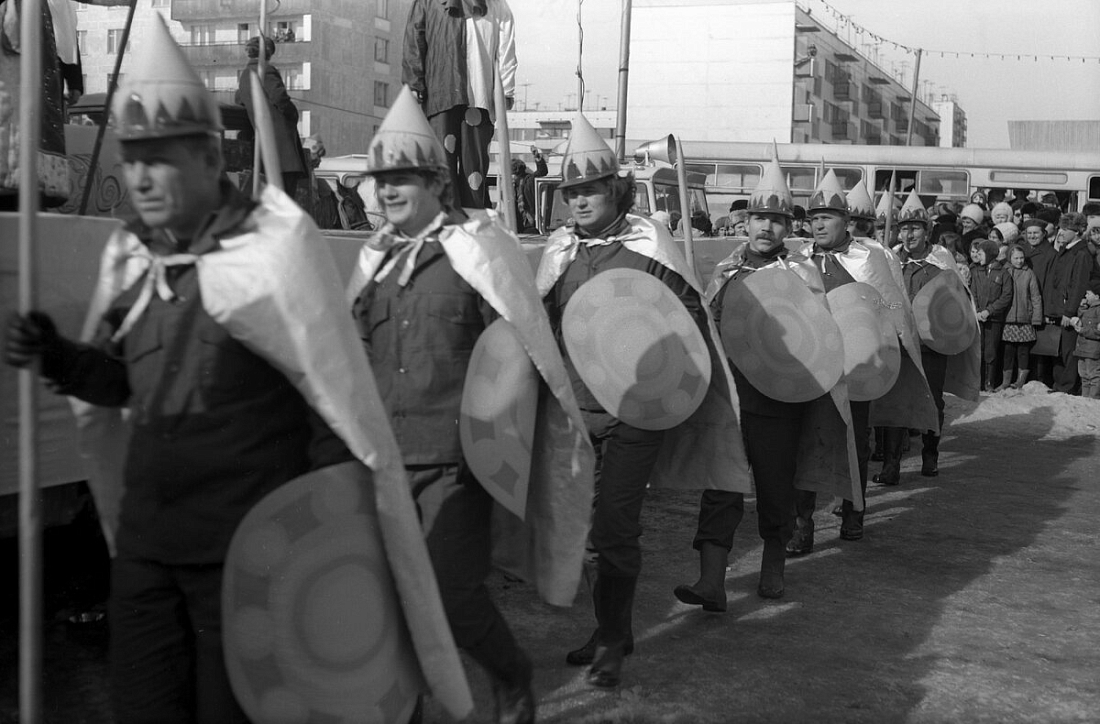 «Вас обслуживает трест столовых и ресторанов» - как провожали зиму в советских Челнах