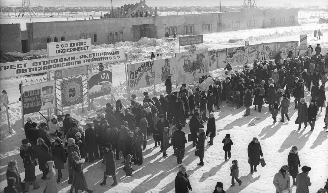 «Вас обслуживает трест столовых и ресторанов» - как провожали зиму в советских Челнах