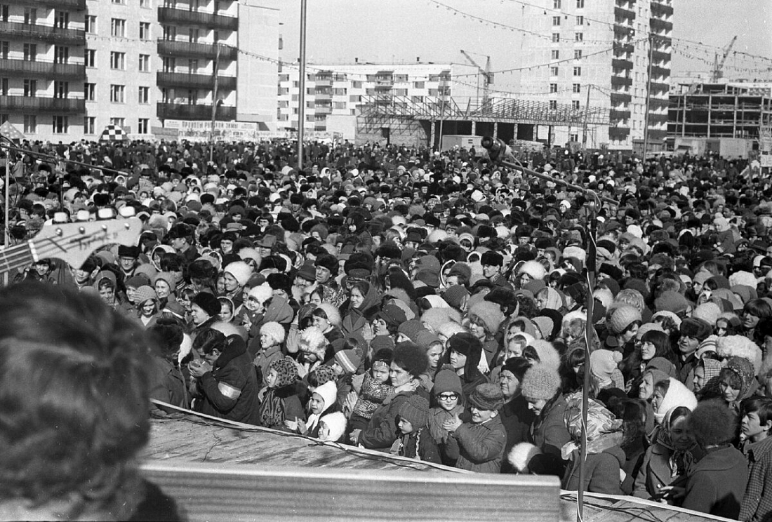 «Вас обслуживает трест столовых и ресторанов» - как провожали зиму в советских Челнах