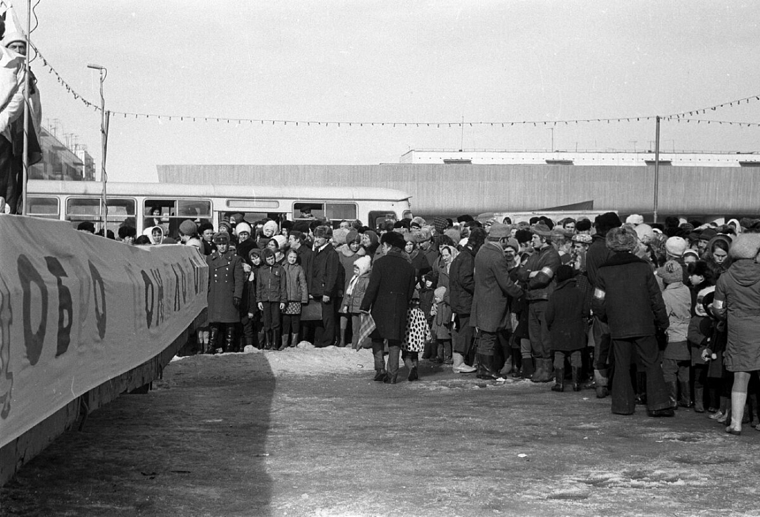 «Вас обслуживает трест столовых и ресторанов» - как провожали зиму в советских Челнах