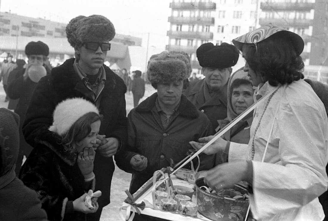 «Вас обслуживает трест столовых и ресторанов» - как провожали зиму в советских Челнах